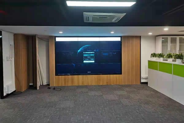 液晶拼接屏與OCB小間距LED顯示屏有什么區(qū)別？