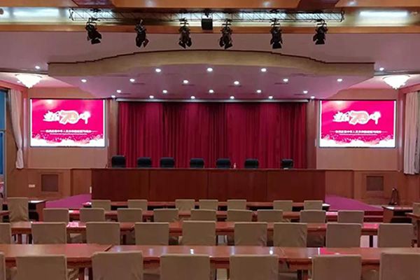 小間距LED顯示屏與無(wú)縫拼接屏區(qū)別在哪里？