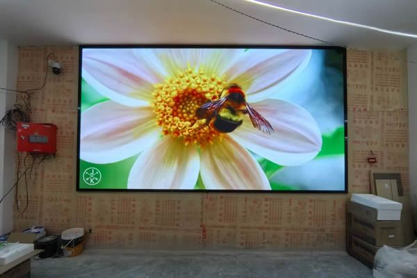 展廳使用投影機好還是LED顯示屏好，這兩種顯示大屏有什么區(qū)別