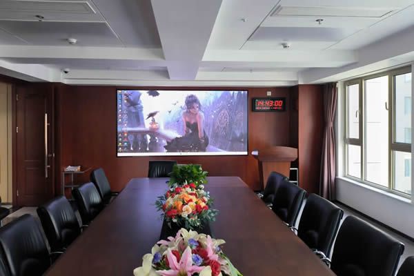 學(xué)校會議室大屏使用投影機好，還是LED顯示屏好？